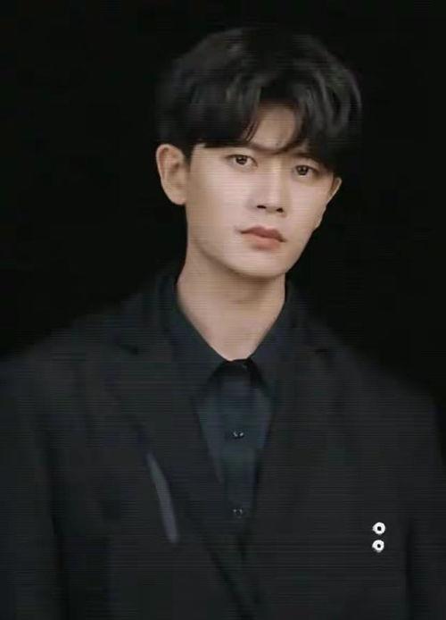 最新八卦爆料任嘉伦视频,甜蜜视频引网友热议，真相究竟如何？